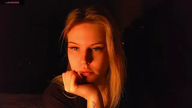 Snapshot of VoluptuousDreams chatting on 01-26-25, 08:34 VoluptuousDreams online show from 01-26-25, 08:34
