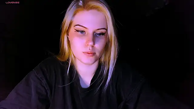 Snapshot of VoluptuousDreams chatting on 03-09-25, 04:11 VoluptuousDreams online show from 03-09-25, 04:11