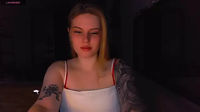 Snapshot of VoluptuousDreams chatting on 02-14-25, 02:02 VoluptuousDreams online show from 02-14-25, 02:02