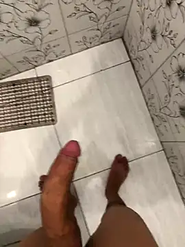 Snapshot of vintin21cm chatting on 10-19-25, 03:42 vintin21cm online show from 10-19-25, 03:42