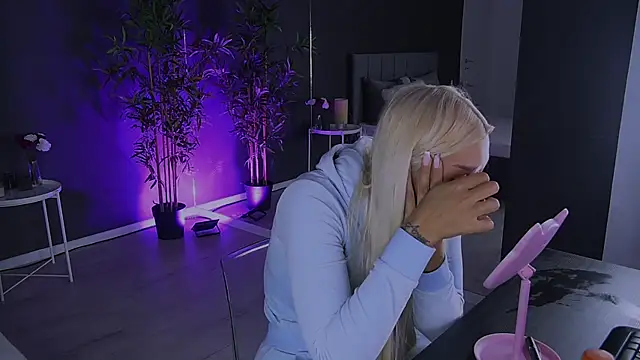 Snapshot of shayblonde chatting on 01-27-25, 09:33 shayblonde online show from 01-27-25, 09:33