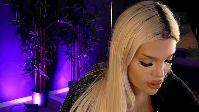 Snapshot of shayblonde chatting on 03-03-25, 08:11 shayblonde online show from 03-03-25, 08:11