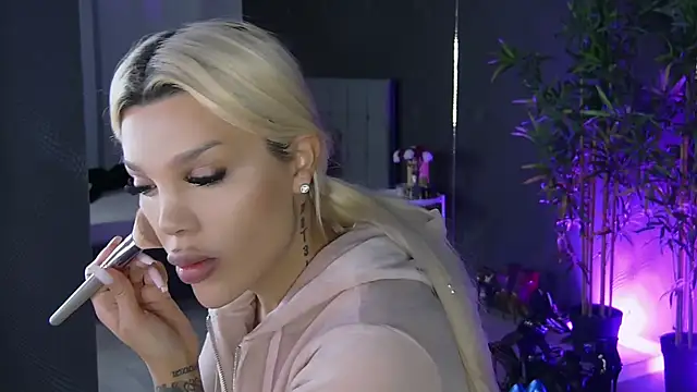 Snapshot of shayblonde chatting on 03-14-25, 06:42 shayblonde online show from 03-14-25, 06:42