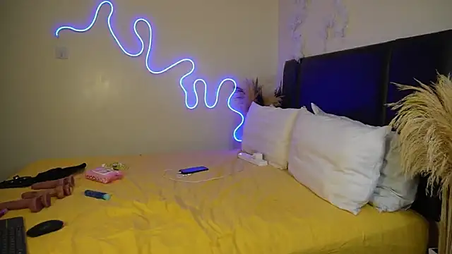 Snapshot of _Watuluv_ chatting on 02-08-25, 04:35  Watuluv  online show from 02-08-25, 04:35