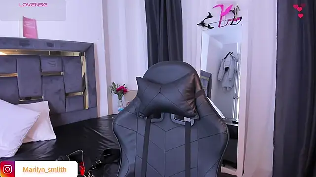 MarilynSmIith online show from 11-25-25, 01:00