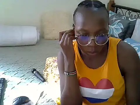 Snapshot of Sweet_Bear chatting on 05-31-26, 01:17 Sweet Bear online show from 05-31-26, 01:17
