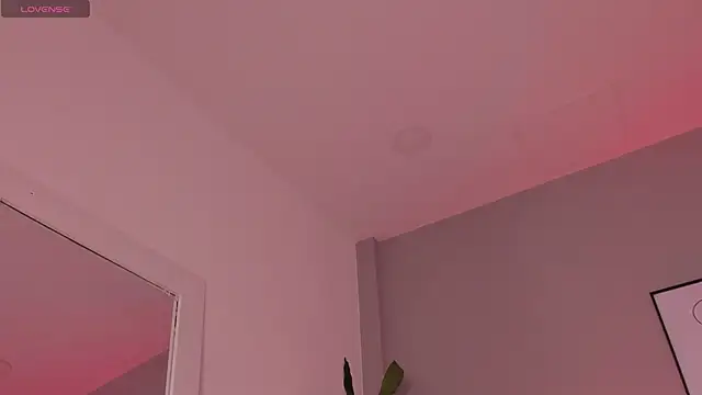 Snapshot of SarayRogers chatting on 02-21-25, 03:21 SarayRogers online show from 02-21-25, 03:21