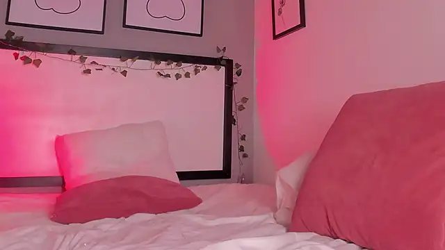 Snapshot of SarayRogers chatting on 02-27-25, 05:58 SarayRogers online show from 02-27-25, 05:58