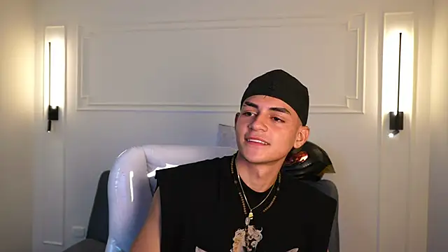 Snapshot of Paradise_boy_s chatting on 01-16-25, 02:41 Paradise boy s online show from 01-16-25, 02:41