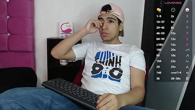Snapshot of zack_thunder chatting on 09-21-25, 12:32 zack thunder online show from 09-21-25, 12:32