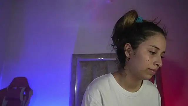 Snapshot of little-Emma chatting on 07-01-26, 11:27 little-Emma online show from 07-01-26, 11:27