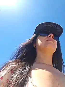 Snapshot of Reinacatchile chatting on 01-19-25, 04:04 Reinacatchile online show from 01-19-25, 04:04