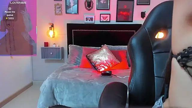 Charlotte  Benett online show from 10-14-25, 06:03