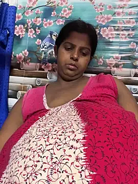 Snapshot of Beauty-queen chatting on 04-19-26, 06:10 Beauty-queen online show from 04-19-26, 06:10