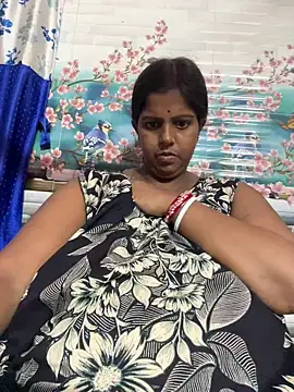 Snapshot of Beauty-queen chatting on 04-21-26, 02:45 Beauty-queen online show from 04-21-26, 02:45