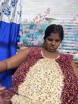 Snapshot of Beauty-queen chatting on 04-28-26, 02:43 Beauty-queen online show from 04-28-26, 02:43