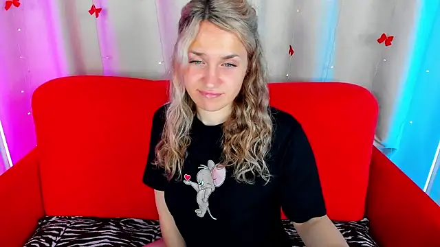 Snapshot of Milka_Blond chatting on 05-09-26, 01:20 Milka Blond online show from 05-09-26, 01:20