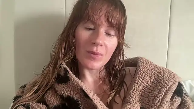 redheadrosie69 online show from 10-08-25, 09:00