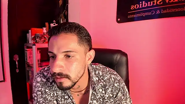 Snapshot of Erick_Wall chatting on 06-13-26, 04:21 Erick Wall online show from 06-13-26, 04:21