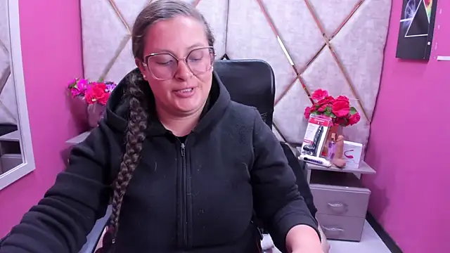 SaraThomso online show from 11-28-25, 01:44