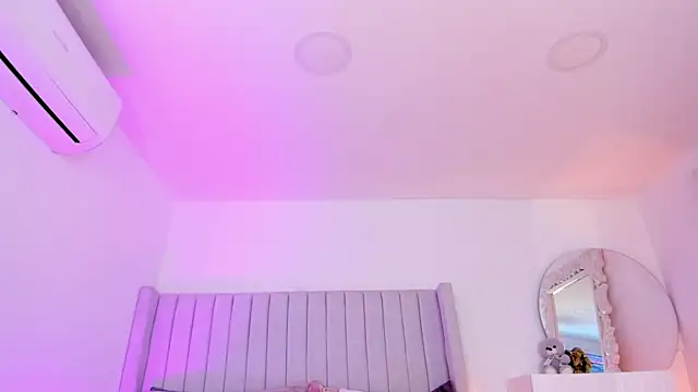 Shelynna azzul online show from 02-24-26, 08:21