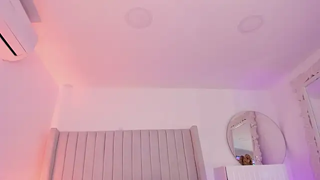 Shelynna azzul online show from 04-17-26, 08:33