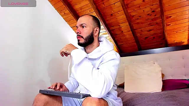 Tom Bailey online show from 11-16-25, 01:27