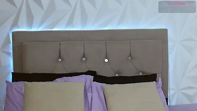 Gwen drew online show from 10-26-25, 01:00