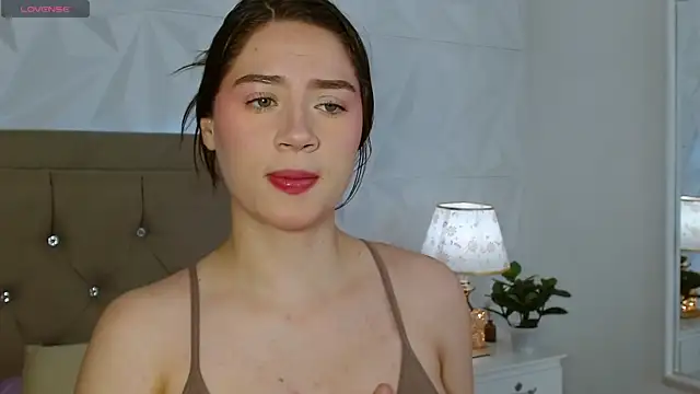 Snapshot of Gwen_drew chatting on 04-21-26, 01:28 Gwen drew online show from 04-21-26, 01:28