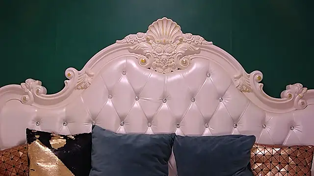 Snapshot of ArielBurn chatting on 10-18-25, 08:44 ArielBurn online show from 10-18-25, 08:44