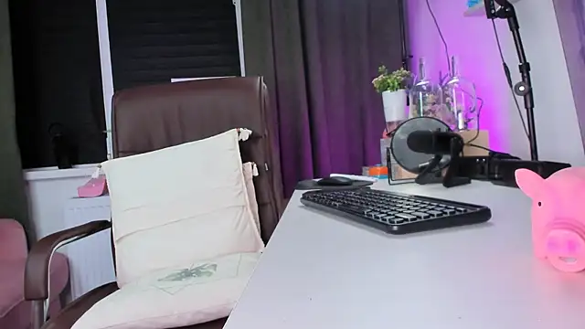 LolaLemona online show from 11-30-25, 09:54