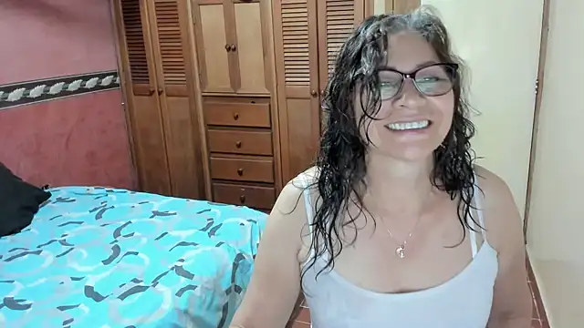 Snapshot of Carlaa-69 chatting on 02-04-25, 09:31 Carlaa-69 online show from 02-04-25, 09:31