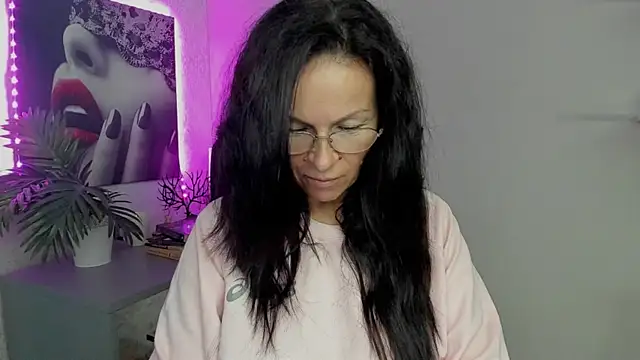 Snapshot of HelenLuxx chatting on 09-18-25, 05:43 HelenLuxx online show from 09-18-25, 05:43