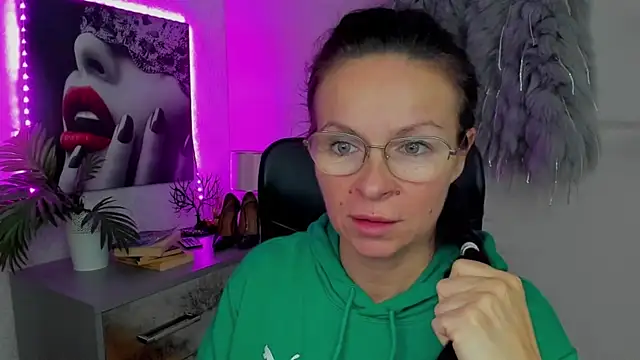 Snapshot of HelenLuxx chatting on 10-09-25, 05:41 HelenLuxx online show from 10-09-25, 05:41