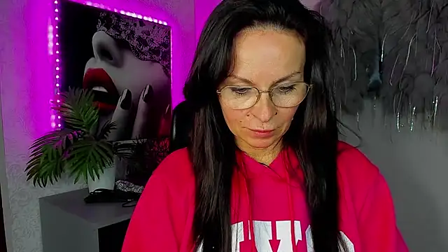 Snapshot of HelenLuxx chatting on 04-22-26, 05:31 HelenLuxx online show from 04-22-26, 05:31