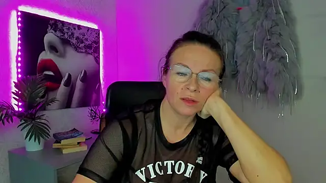 Snapshot of HelenLuxx chatting on 10-17-25, 06:43 HelenLuxx online show from 10-17-25, 06:43