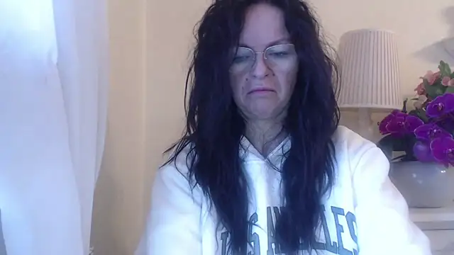 Snapshot of HelenLuxx chatting on 10-21-25, 06:13 HelenLuxx online show from 10-21-25, 06:13
