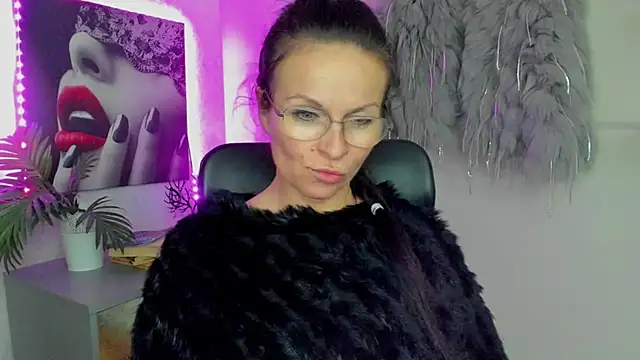 Snapshot of HelenLuxx chatting on 10-09-25, 05:46 HelenLuxx online show from 10-09-25, 05:46