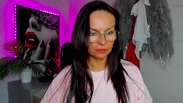 Snapshot of HelenLuxx chatting on 05-20-26, 03:20 HelenLuxx online show from 05-20-26, 03:20