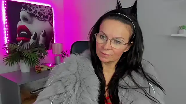 Snapshot of HelenLuxx chatting on 02-11-25, 10:14 HelenLuxx online show from 02-11-25, 10:14