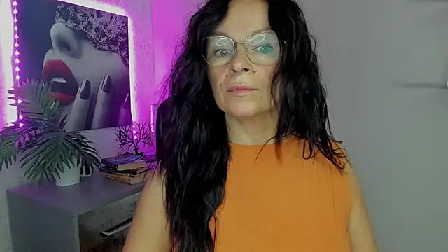 Snapshot of HelenLuxx chatting on 09-25-25, 05:35 HelenLuxx online show from 09-25-25, 05:35