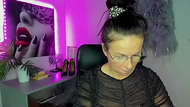 Snapshot of HelenLuxx chatting on 10-05-25, 06:31 HelenLuxx online show from 10-05-25, 06:31