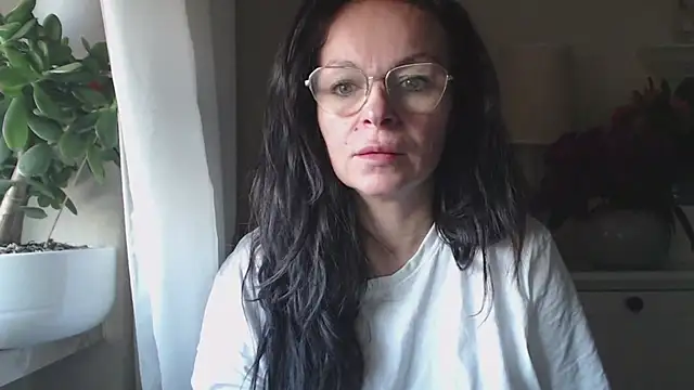 Snapshot of HelenLuxx chatting on 10-20-25, 06:15 HelenLuxx online show from 10-20-25, 06:15