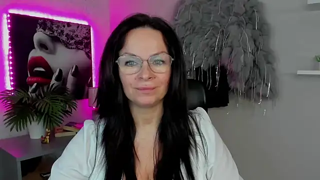 Snapshot of HelenLuxx chatting on 03-03-25, 05:31 HelenLuxx online show from 03-03-25, 05:31