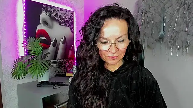 Snapshot of HelenLuxx chatting on 04-23-26, 03:13 HelenLuxx online show from 04-23-26, 03:13