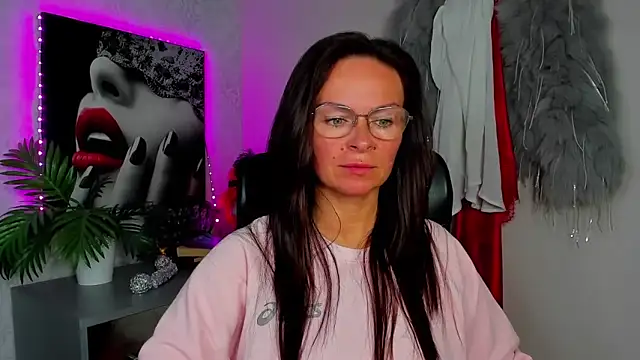 Snapshot of HelenLuxx chatting on 06-17-26, 03:22 HelenLuxx online show from 06-17-26, 03:22