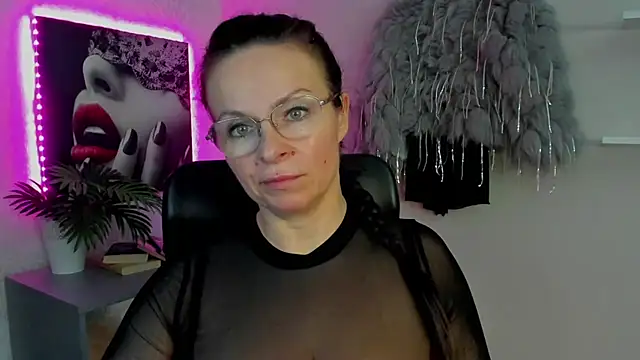 Snapshot of HelenLuxx chatting on 03-21-25, 06:38 HelenLuxx online show from 03-21-25, 06:38