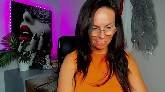 Snapshot of HelenLuxx chatting on 05-29-26, 03:40 HelenLuxx online show from 05-29-26, 03:40