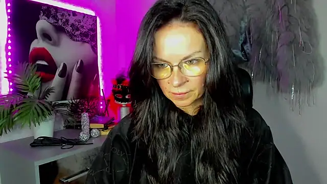 Snapshot of HelenLuxx chatting on 04-18-26, 05:32 HelenLuxx online show from 04-18-26, 05:32