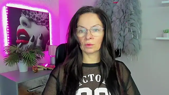 Snapshot of HelenLuxx chatting on 02-10-25, 06:53 HelenLuxx online show from 02-10-25, 06:53